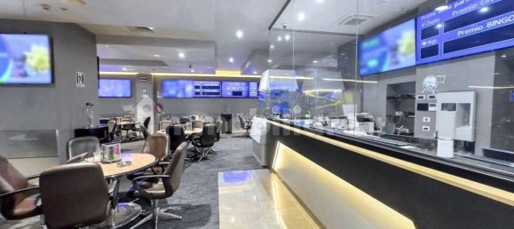 2800m² Commercial property in Lecce, Italy No. 313481 13