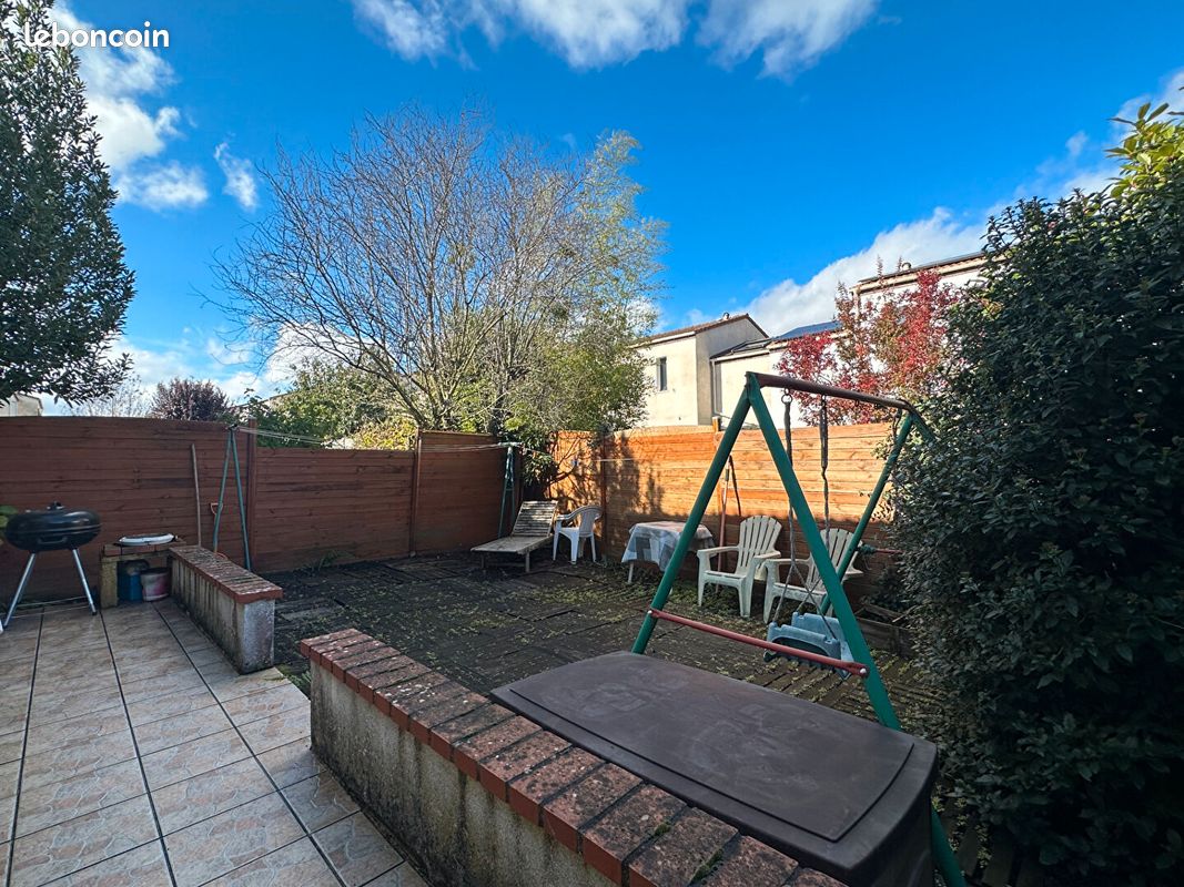 Casa de 4 dormitorios en Orleans, France No. 219643