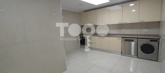 3 bedrooms House in Porto, Portugal No. 187422 2