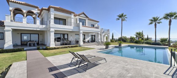 5 bedrooms Villa in Malaga, Spain No. 22687 4
