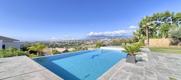 5 bedrooms Villa in Malaga, Spain No. 22687 2