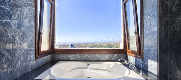 5 bedrooms Villa in Malaga, Spain No. 22687 10