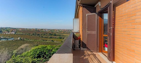 2-salle Appartement à Poli, Italy No. 28659 27