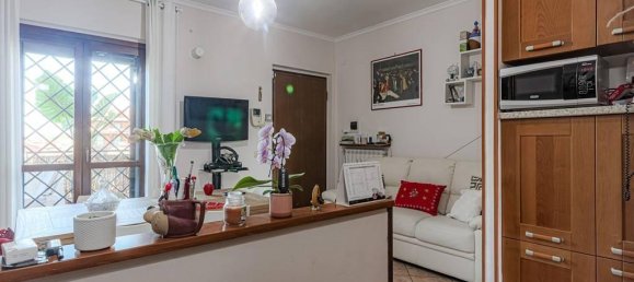 2-salle Appartement à Poli, Italy No. 28659 10