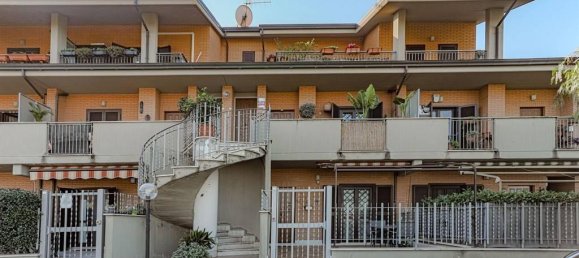 2-salle Appartement à Poli, Italy No. 28659 2