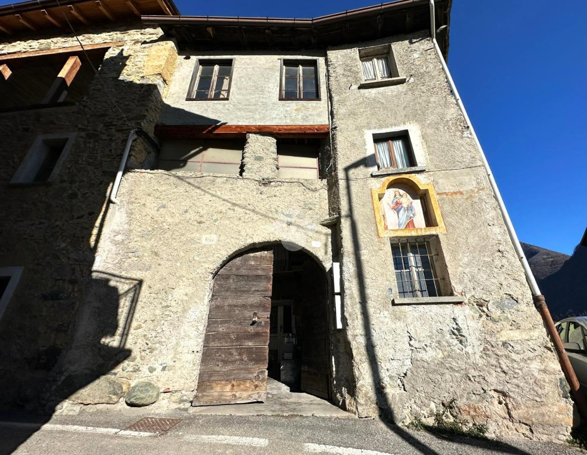 Casa de 5 habitaciónes en Sondrio, Italy No. 9118