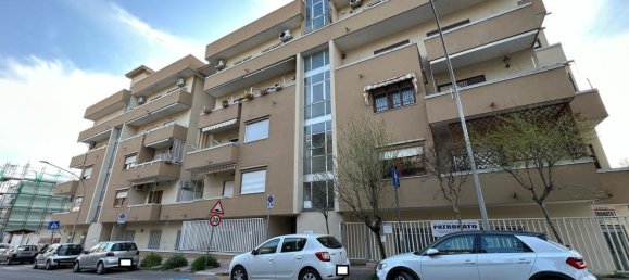 4 rooms Apartment in Caserta, Italy No. 7599 2