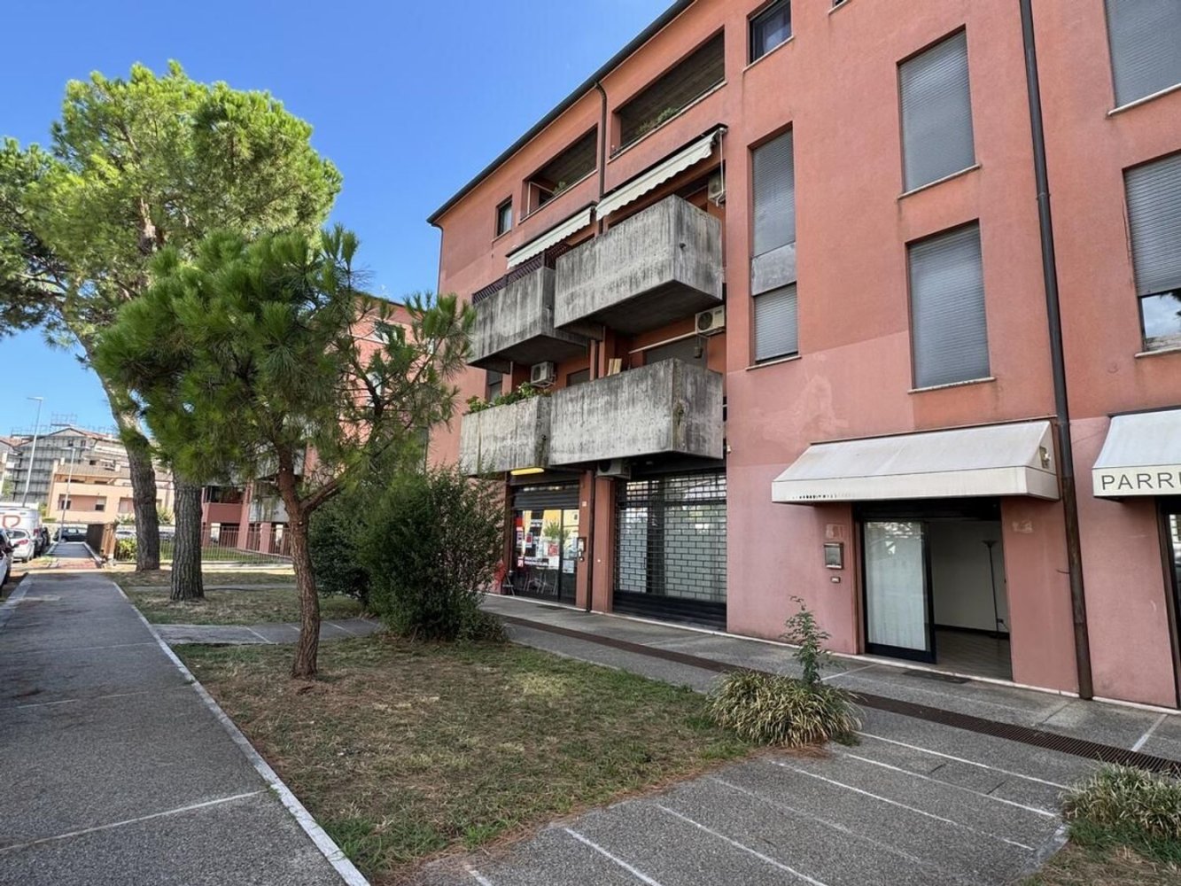 52m² Office in San Giovanni Lupatoto, Italy No. 300816