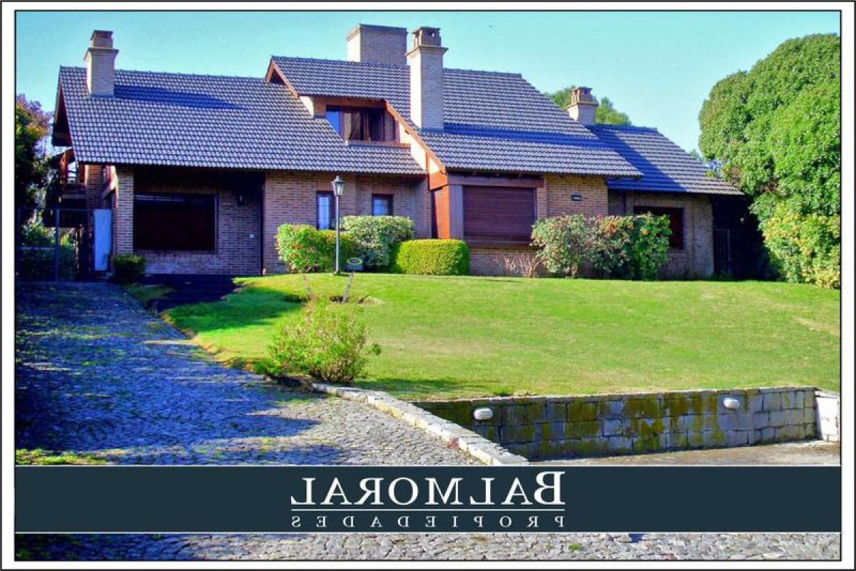 4 bedrooms House in Mar del Plata, Argentina No. 95327