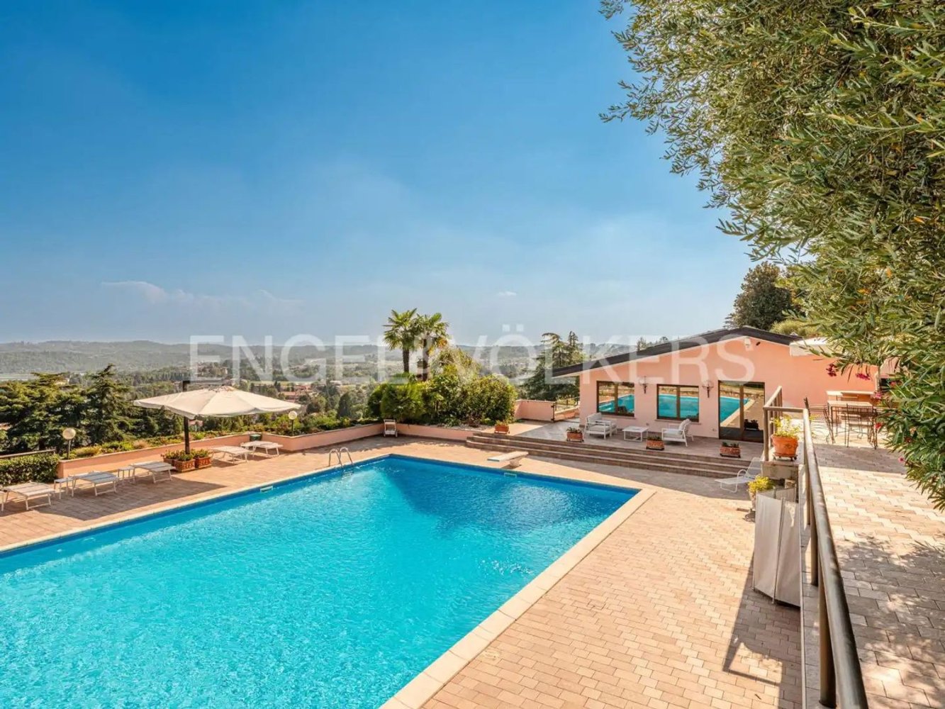 8غرفة فيلا في Albavilla, Italy رقم 131655