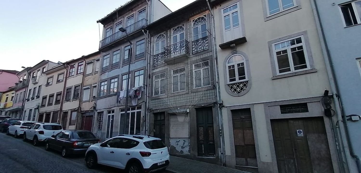 180m² Building in Vila Nova de Gaia, Portugal No. 116435