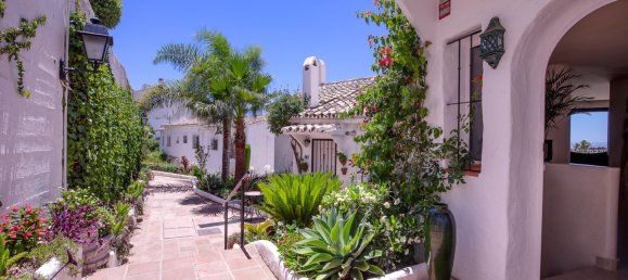 3 bedrooms Villa in Marbella, Spain No. 4712 2
