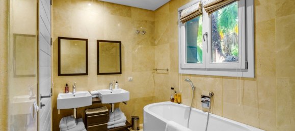 5 bedrooms Villa in El Madronal, Spain No. 19539 40