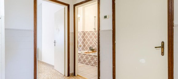 5-salle Appartement à Volterra, Italy No. 51236 31