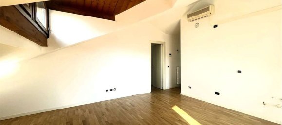 2 Schlafzimmer Penthouse in Meda, Italy, Nr. 361148 5