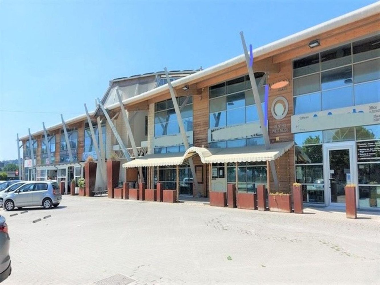  عقار تجاري في Montecosaro, Italy 625متر مربع رقم 372710