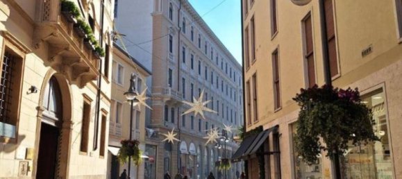 3 bedrooms Apartment in Padua, Italy No. 174407 3