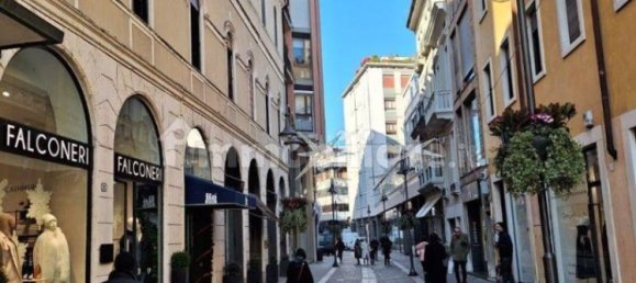 3 bedrooms Apartment in Padua, Italy No. 174407 4