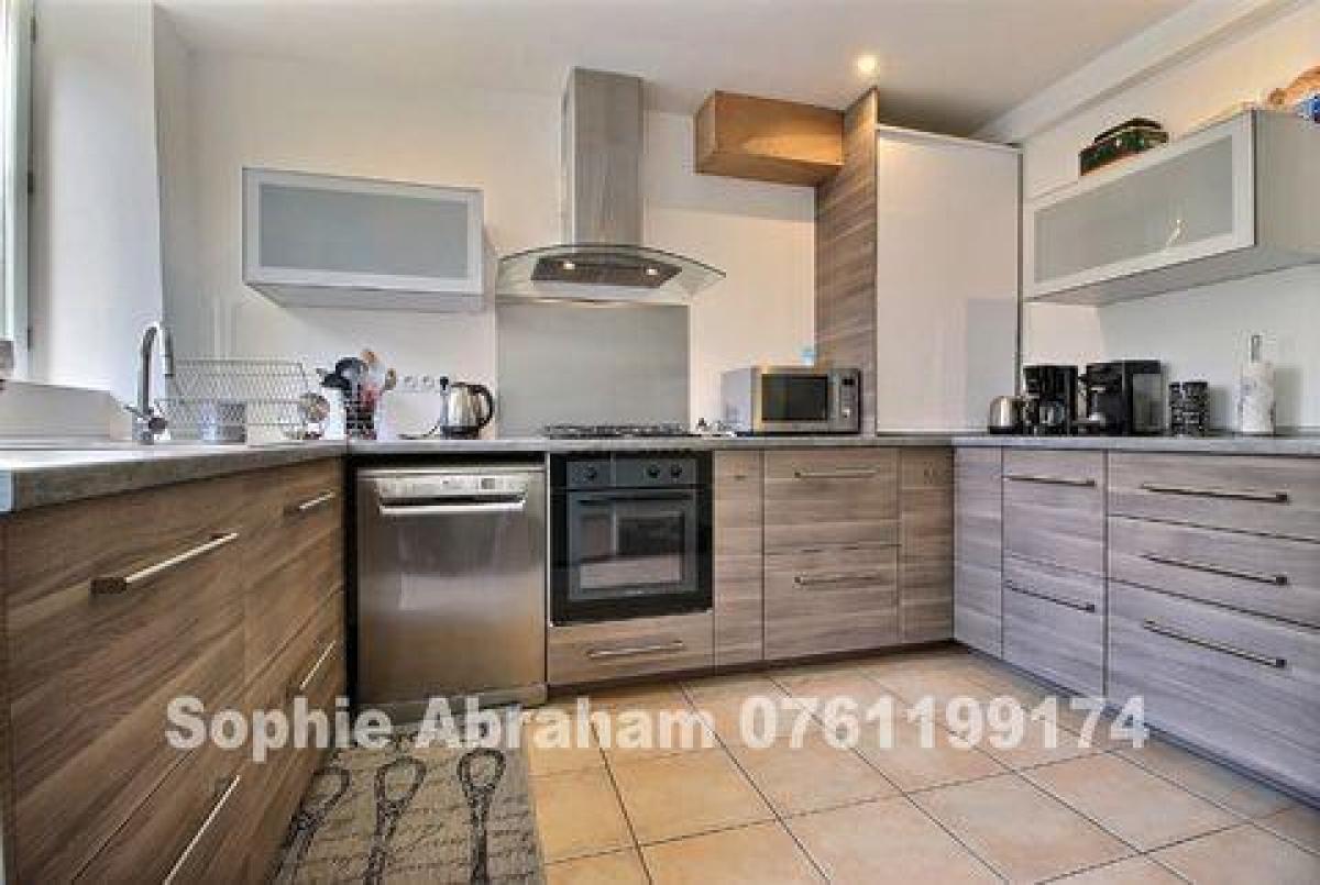 3 bedrooms House in Angerville, France No. 11209