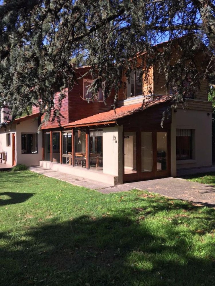 Casa de 4 dormitorios en Mar del Plata, Argentina No. 84332