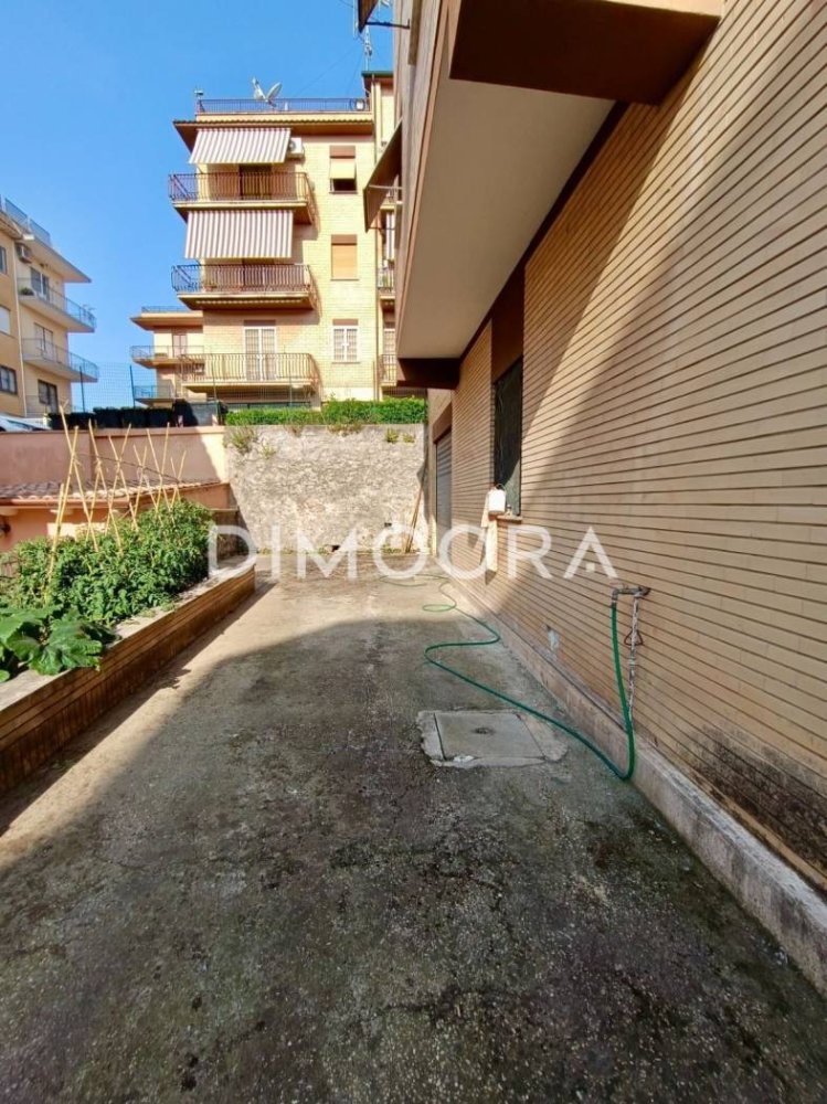  مرآب في Monterotondo, Italy 23متر مربع رقم 317529