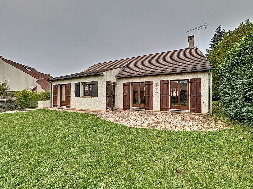 Casa de 3 dormitorios en Fontenay-le-Vicomte, France No. 174169