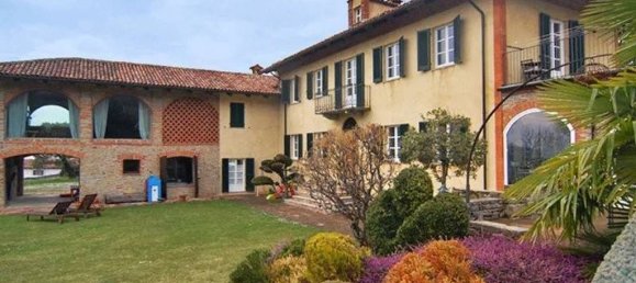 4 bedrooms House in Roddino, Italy No. 118061 5