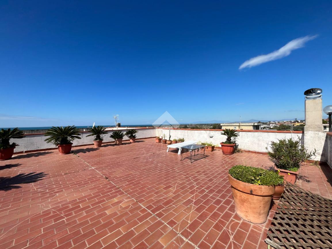 3 rooms Apartment in Pozzuoli, Italy No. 37335