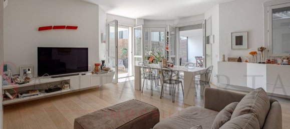 3 bedrooms Apartment in Milan, Italy No. 323497 3