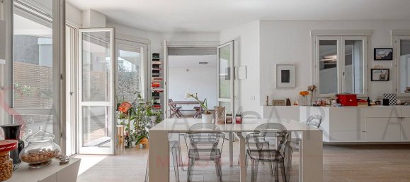3 bedrooms Apartment in Milan, Italy No. 323497 4