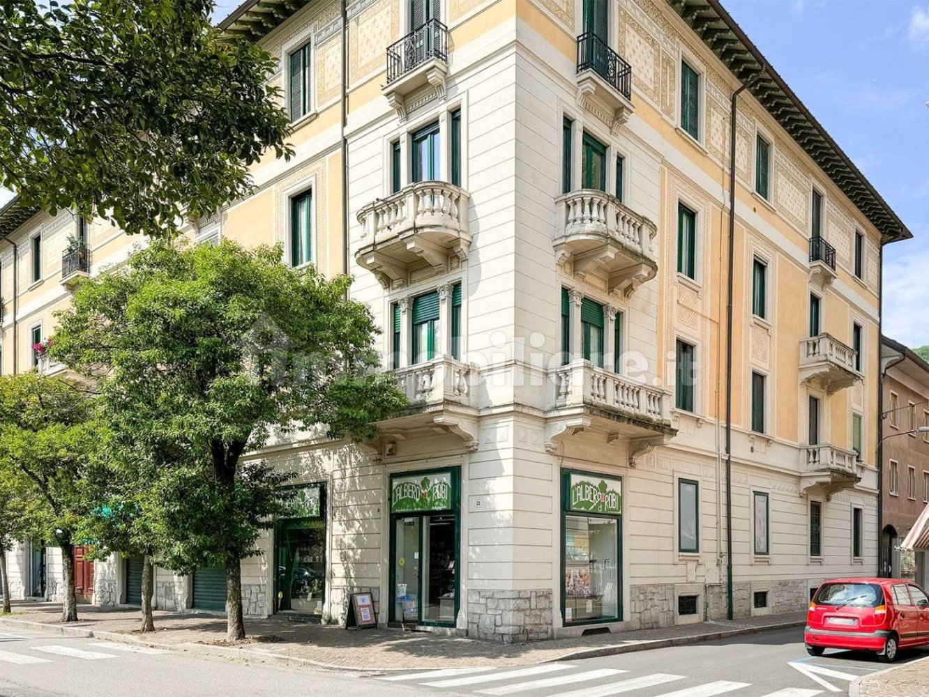 1 room Commercial property in Laveno-Mombello, Italy No. 105744