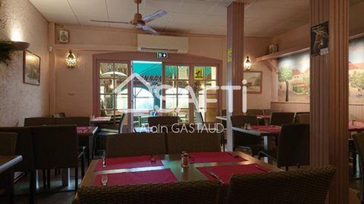  مكتب في Frejus, France 100متر مربع رقم 18573