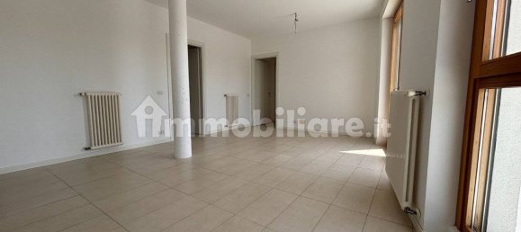 Apartamento de 2 dormitorios en Ivrea, Italy No. 67218 8