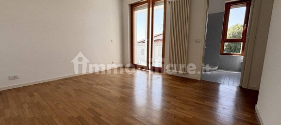 Apartamento de 2 dormitorios en Ivrea, Italy No. 67218 22