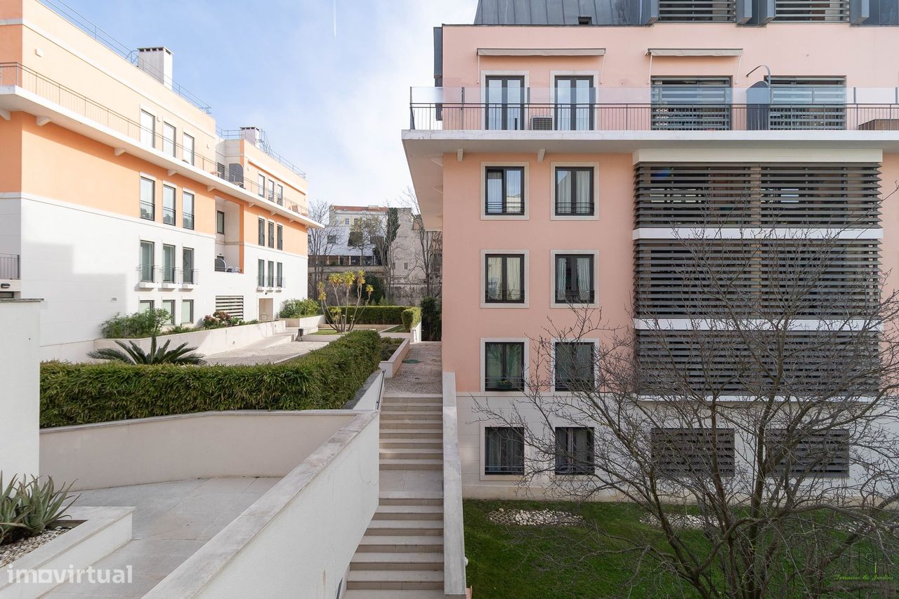 3 bedrooms Commercial property in Lisbon, Portugal No. 240024