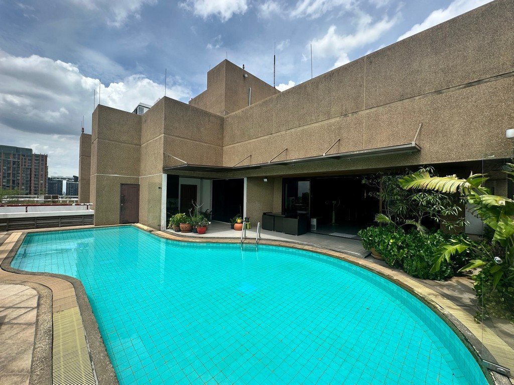 3 bedrooms Condo in Bangkok, Thailand No. 8617