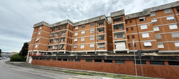 6 rooms Apartment in Lucca, Italy No. 278877 2