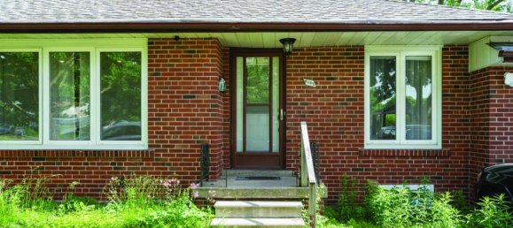 7 bedrooms House in Toronto, Canada No. 429 2