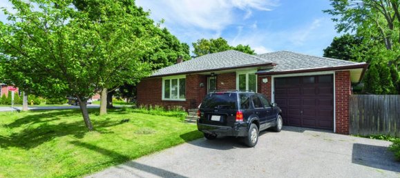 7 bedrooms House in Toronto, Canada No. 429 3