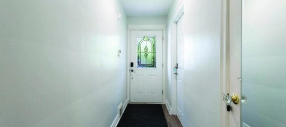 7 bedrooms House in Toronto, Canada No. 429 8