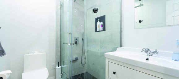 7 bedrooms House in Toronto, Canada No. 429 12