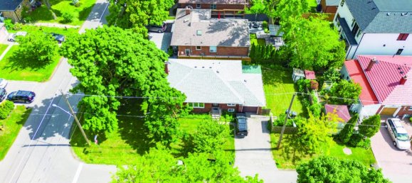 7 bedrooms House in Toronto, Canada No. 429 4