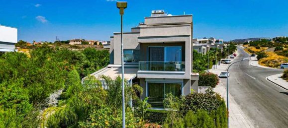 4 bedrooms Commercial property in Germasogeia, Cyprus No. 13649 5