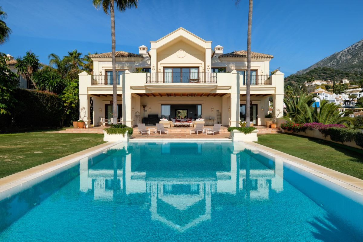 5 bedrooms Villa in Marbella Golden Mile, Spain No. 2969