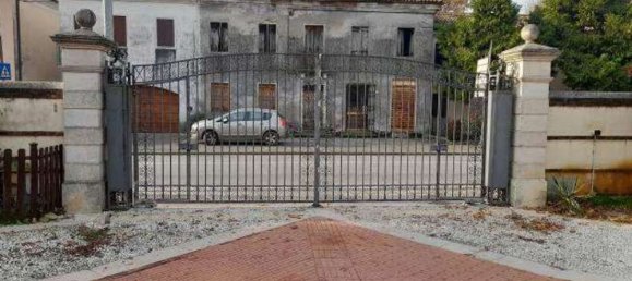 9 rooms Apartment in Montegaldella, Italy No. 281230 2