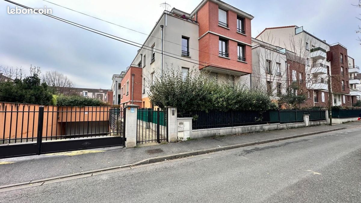 3 bedrooms Apartment in Neuilly-sur-Marne, France No. 151866