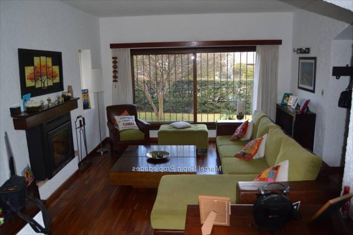 3 bedrooms House in Montevideo, Uruguay No. 8203