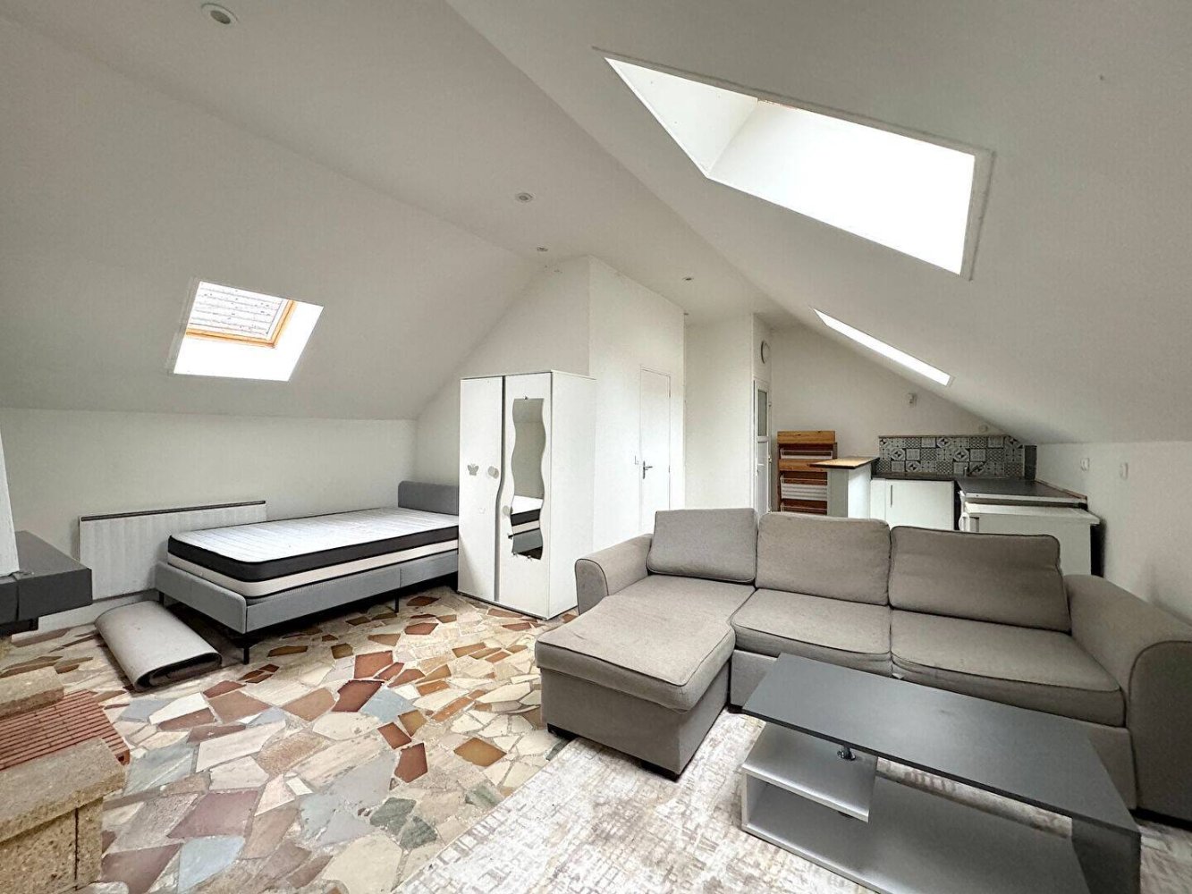 Estudio en La Chapelle-en-Serval, France No. 84965