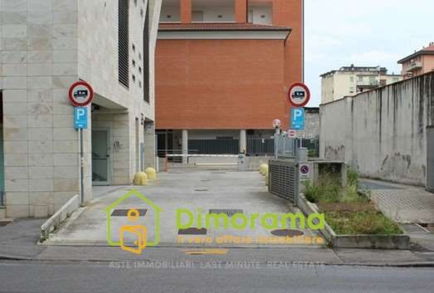 Garaje en Prato, Italy 298 m² No. 324039