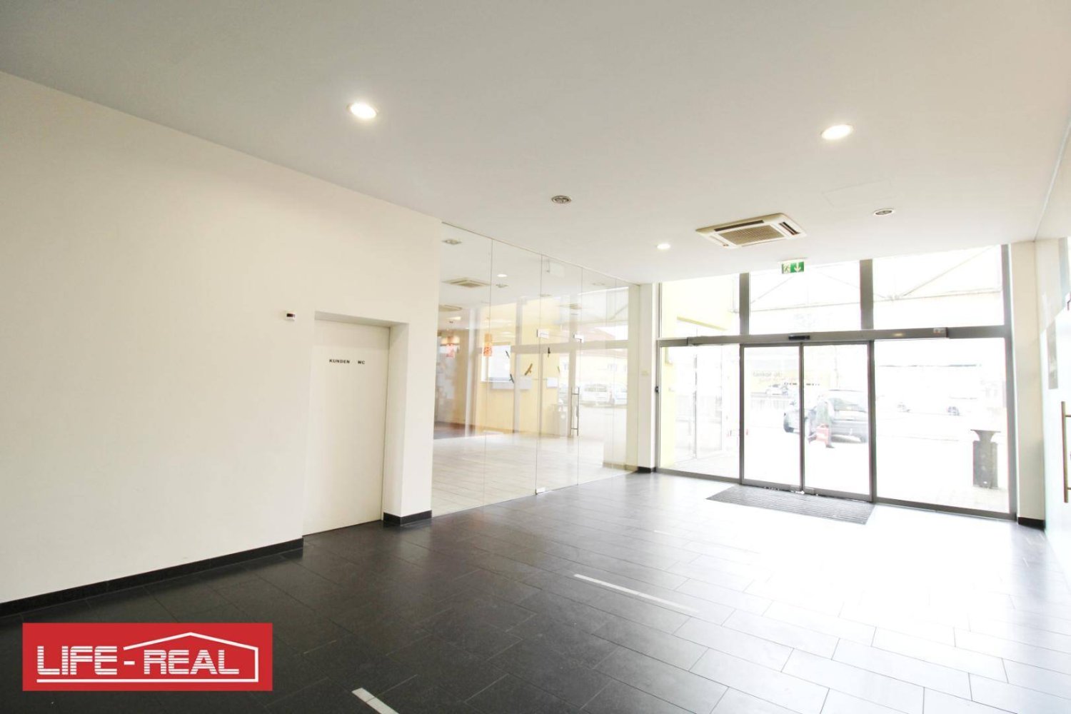  عقار تجاري في Traun, Austria 131متر مربع رقم 103876